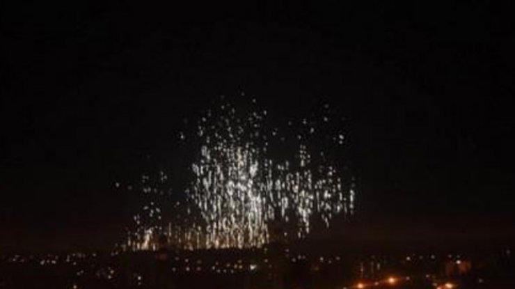 В Донецке обстреливают микрорайон Широкий: горят высотки (фото, видео)