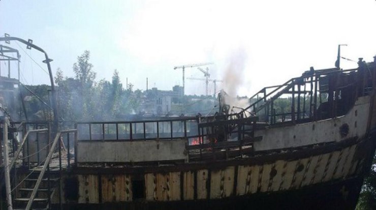 В Донецке единственный корабль сгорел дотла (фото)