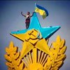 За поднятый украинский флаг над Москвой задержали четырех парашютистов