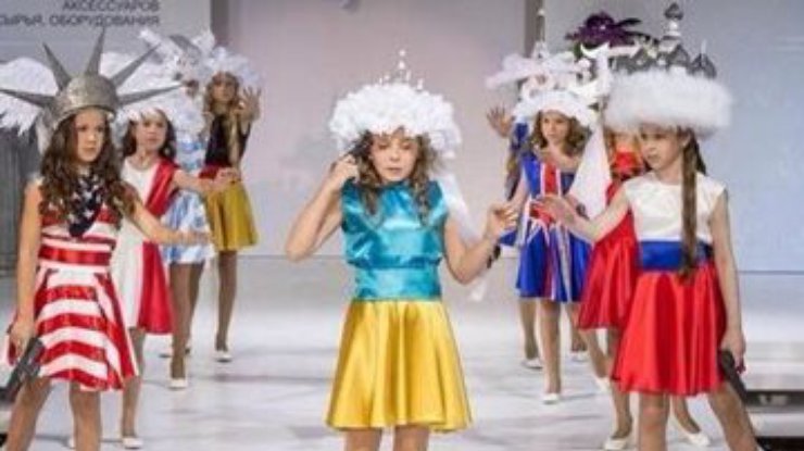 В Москве во время детского показа мод имитировали самоубийство Украины (фото, видео)
