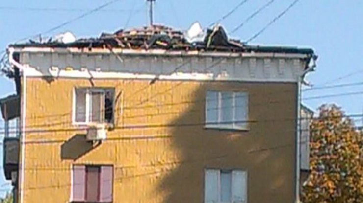 В центре Луганска снаряд снес крышу с многоэтажки (фото)