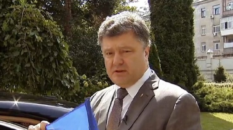 Порошенко призвал украинцев украшать свои дома и машины сине-желтой атрибутикой (видео)