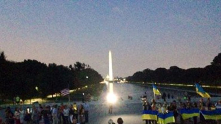 В Вашингтоне из свечей выложили огромный герб Украины (фото)