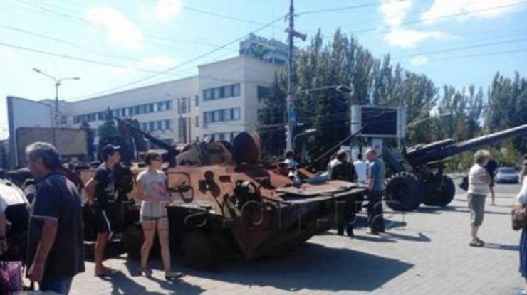 Террористы стягивают в центр Донецка разбитую технику для своего "парада" (фото)