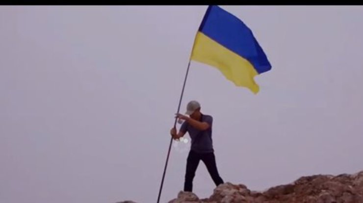 На горе Ай-Петри в аннексированном Крыму установили флаг Украины (видео)