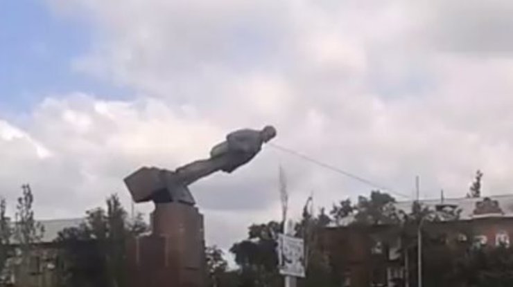 В освобожденном Северодонецке снесли памятник Ленину (видео)