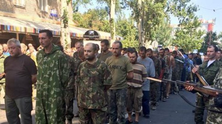 Террористы издевались над пленными украинскими солдатами в центре Донецка