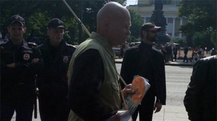 В Петербурге на акции за Украину избили журналиста "Эха Москвы"