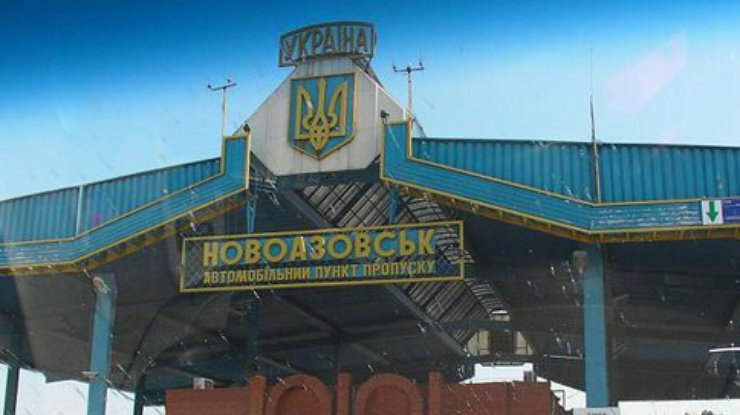 В Новоазовск Донецкой области прорвались 30 российских танков (фото)