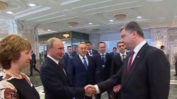 Порошенко в Минске, скривившись, пожал руку Путину (видео)