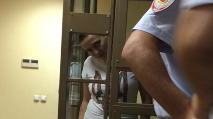 Надежда Савченко появилась на суде в футболке с тризубом (фото)