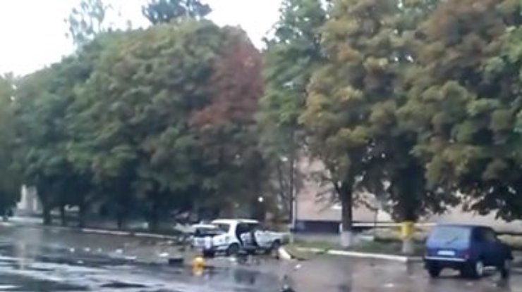 В Шостке из гранатометов обстреляли военкомат и взорвали две машины (фото, видео)