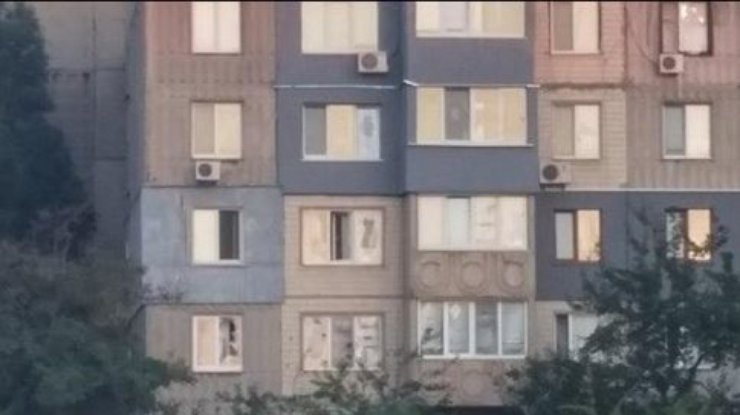 В Алчевске взрывами выбило все стекла (фото, видео)