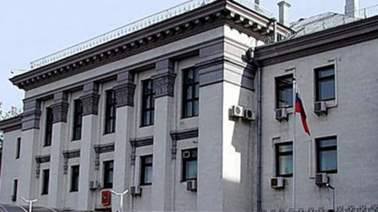Москва заявляет о задержании охранников своего посольства в Киеве
