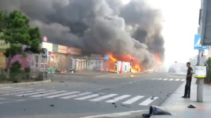 В Донецке бомбят вокзал: в огне рынок и троллейбус (фото, видео)