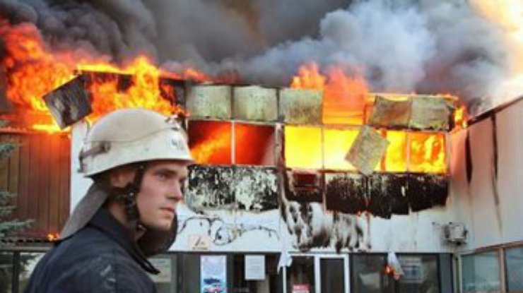 В Луганске спасатели не могли потушить масштабный пожар в гараже из-за нехватки воды (фото, видео)