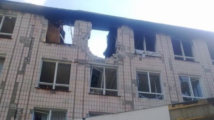 В Луганске детей погнали в разбомбленные школы ради пропаганды (фото)