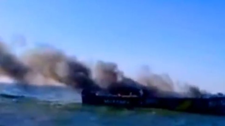 Катеры пограничников возле Мариуполя подбили ракетами с берега (видео)