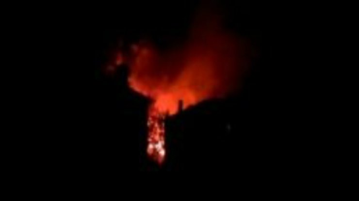В Петровском районе Донецка начался мощный пожар (видео)