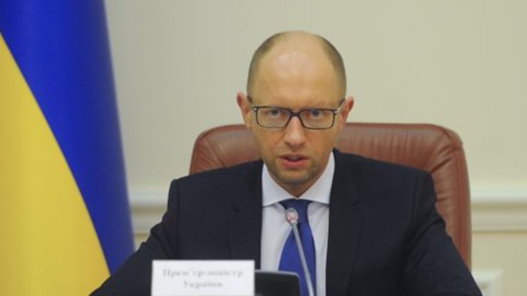 Яценюк не исключает введения в Украине военного положения