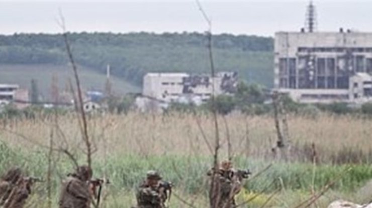 В аэропорту Донецка украинских бойцов обстреляли из "Градов" и минометов