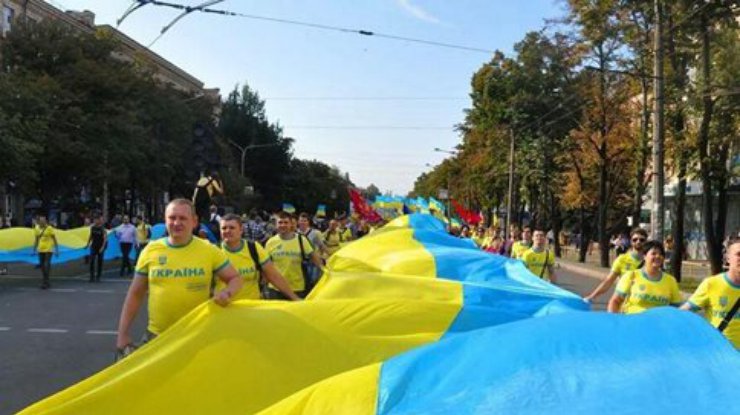 В Запорожье более 10 тысяч человек вышли на Марш мира (фото, видео)