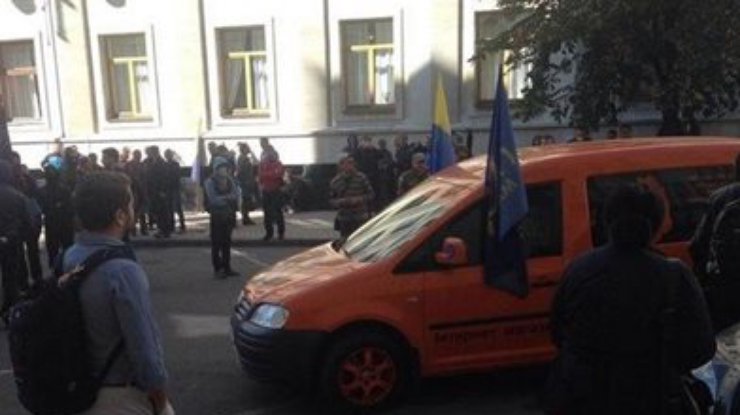 Под Администрацией Порошенко требуют отмены особого статуса части Донбасса (фото)