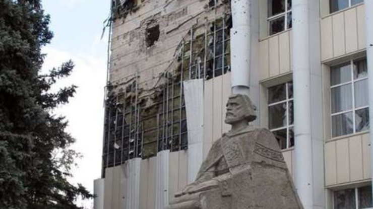 Областную библиотеку Горького в Луганске разбомбили снарядом (фото)