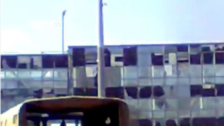 Здание аэропорта в Донецке превратилось в руины (видео)