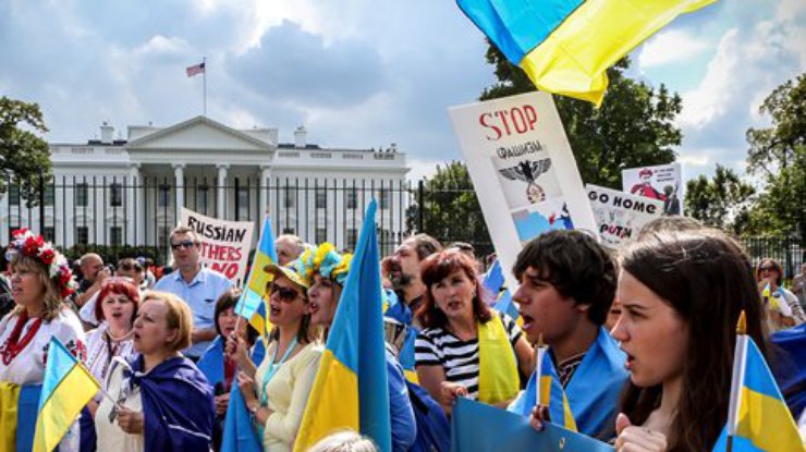 Украинцы под Белым домом требовали остановить фашизм Путина (фото)