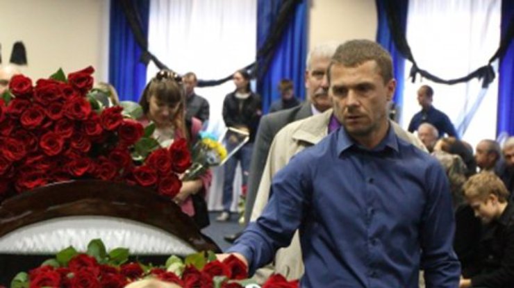 Прощание с Андреем Гусиным: ветераны спорта, слезы и фаны в футболках "14" (фото)
