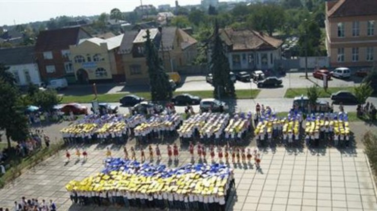 Школьники Мукачево устроили грандиозный флешмоб за мир и единую Украину (фото, видео)