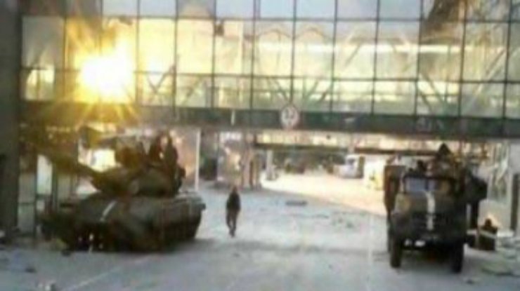 Украинские бойцы отбили танковую атаку на аэропорт Донецка (видео)