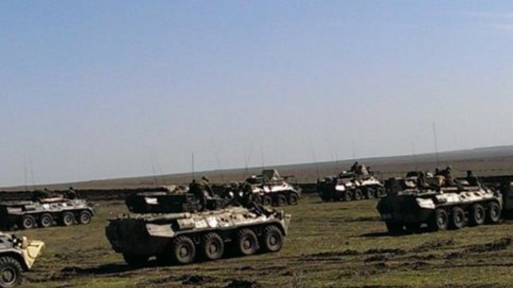 Россия накапливает военных у Новоазовска, переодевая их в террористов
