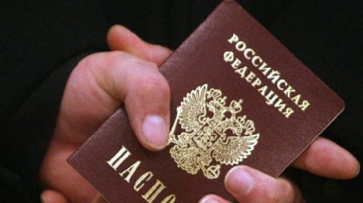 На Донбассе террористы принудительно выдают украинцам паспорта России