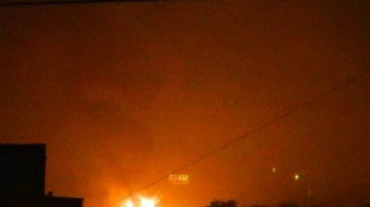 В аэропорту Донецка прогремели взрывы: здание объято пламенем (видео)
