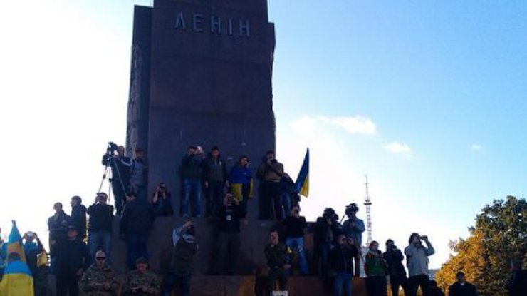 В Харькове под песни о Кремле собираются снести Ленина (обновлено, фото, видео)