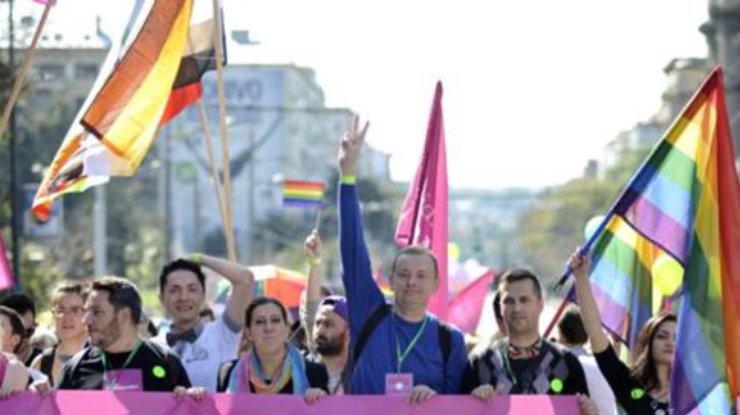 Первый за 4 года гей-парад в Белграде охраняют тысячи полицейских (фото)
