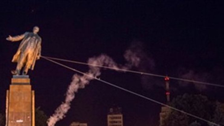 На площади Свободы в Харькове с дракой повалили Ленина (обновлено, фото, видео)