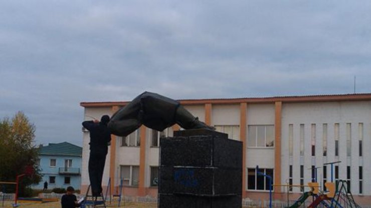 В Сватово Луганской области снесли Ленина