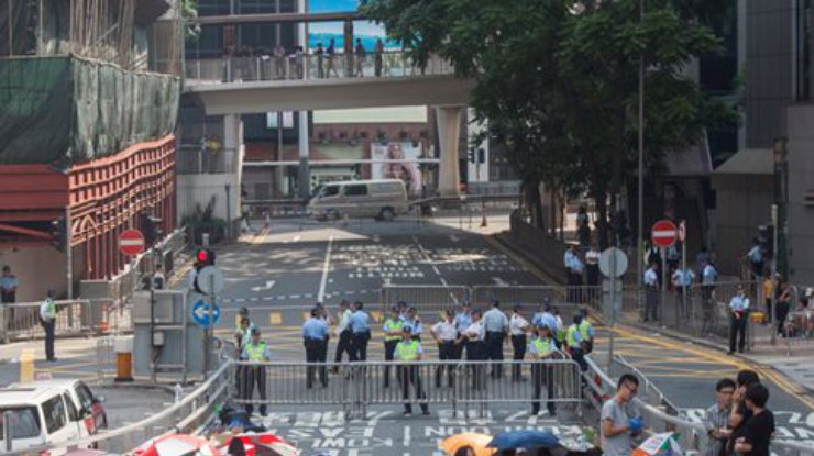 Протестующие в Гонконге возводят баррикады (фото)