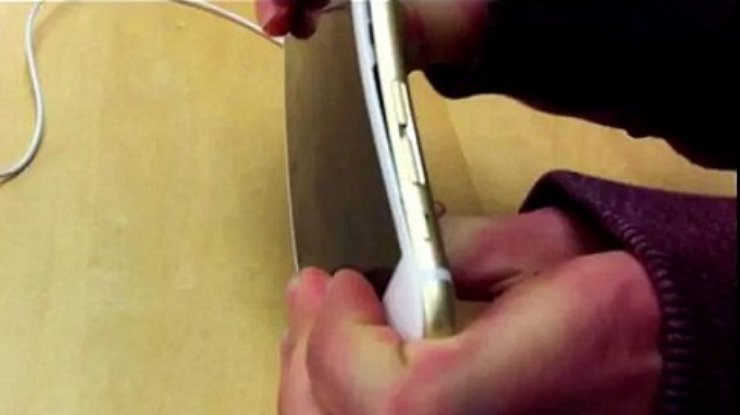 Дети доказали ложь Apple, согнув iPhone 6 на глазах у продавца (видео)