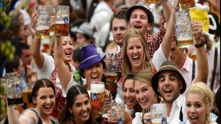 Октоберфест 2014 в Мюнхене: реки пива и красотки в корсетах (фото)