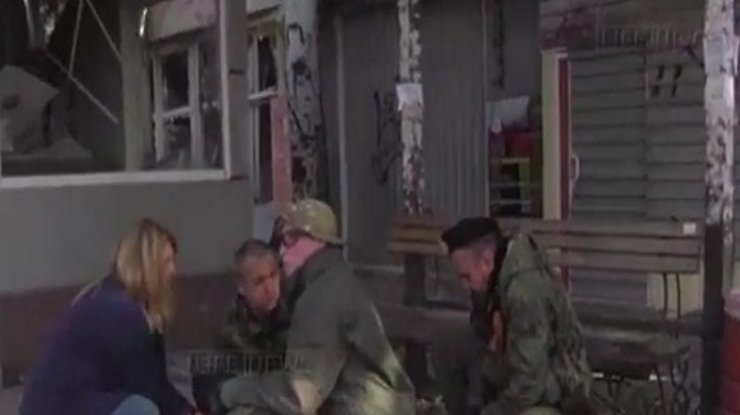 В Донецке снарядом на остановке убило 8 человек (фото, видео)