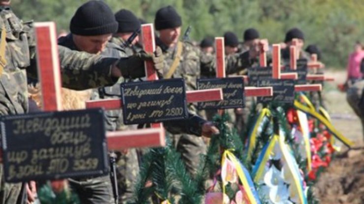Под Запорожьем похоронили 54 неопознанных бойцов из-под Иловайска (фото)
