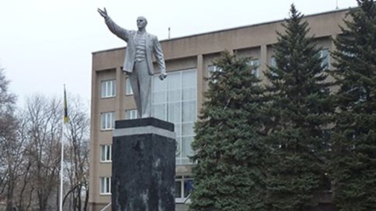 В Кривом Роге повалили памятник Ленину (фото)