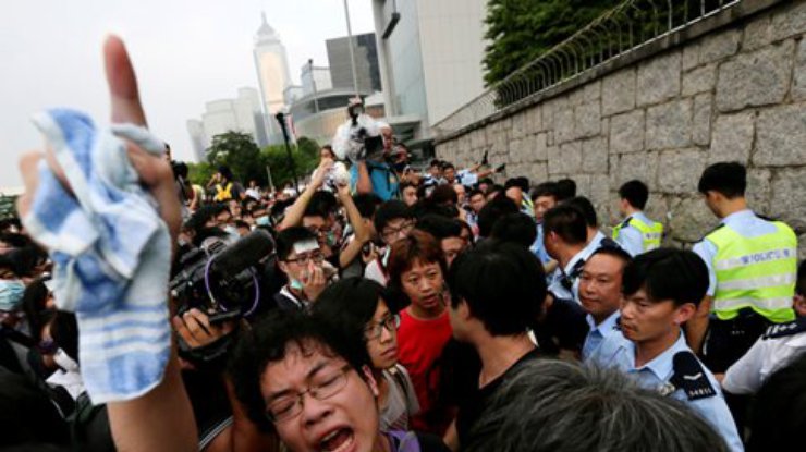 Возле здания правительства в Гонконге начались столкновения (фото)