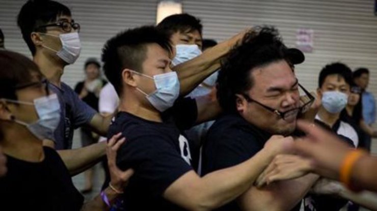 В Гонконге "титушки" напали на демонстрантов (фото)