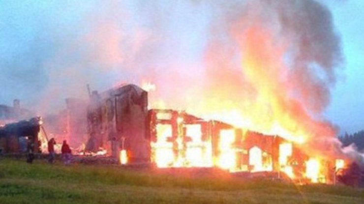 В Буковеле сгорела гостиница сына Януковича (фото)