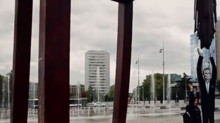 В Женеве фигуру Путина установили вместо ножки Сломанного стула (видео)